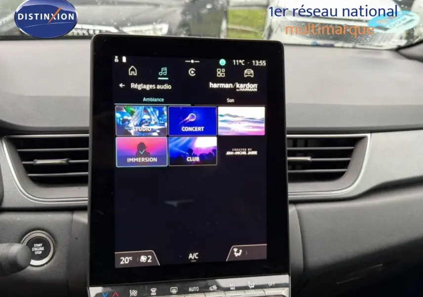 Écran tactile central du tableau de bord du Renault Captur 2025 affichant les réglages audio Harman Kardon.
