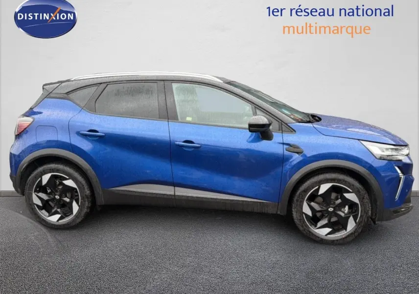 Renault Captur bleu Iron Metal en profil côté gauche, avec toit noir et jantes bicolores distinctives.