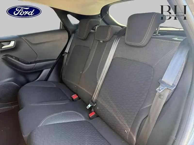 Vue intérieure du siège arrière côté droit de la Ford Puma 2024 avec tissu noir Kasbah et ceintures de sécurité visibles.