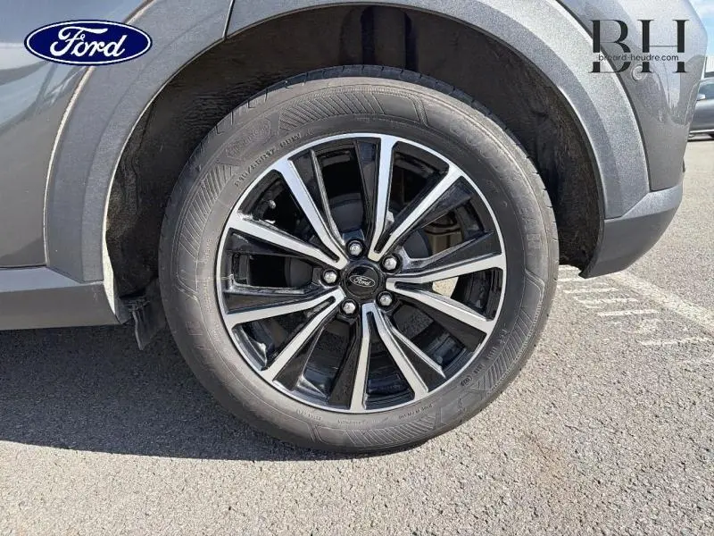 Gros plan sur la jante 17 pouces Absolute Black du Ford Puma 2024 en gris Fashion Magnetic métallisé.