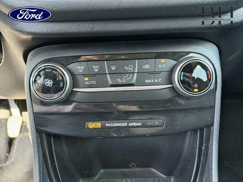 Gros plan sur la console de climatisation du Ford Puma 2024 en Fashion Gris, avec commandes digitales et indicateur airbag passager.