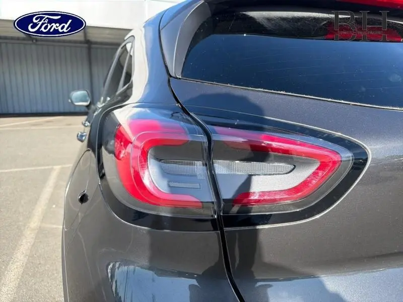 Gros plan sur le feu arrière droit d’un Ford Puma 2024 gris métallisé, soulignant son design moderne et ses vitres surteintées.