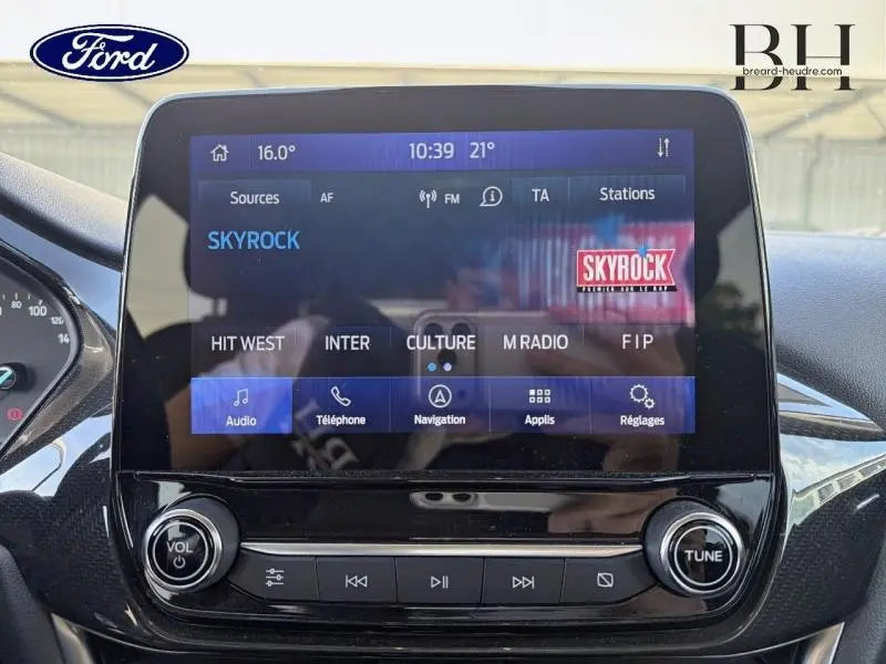 Écran tactile central de la Ford Puma 2024 en Fashion Gris, affichant l'interface radio avec station Skyrock.