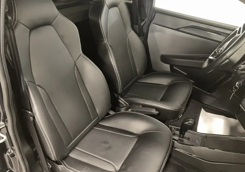 Vue intérieure rapprochée des sièges noirs en cuir avec coutures blanches et levier de boîte automatique d'une Ligier JS50 2026.