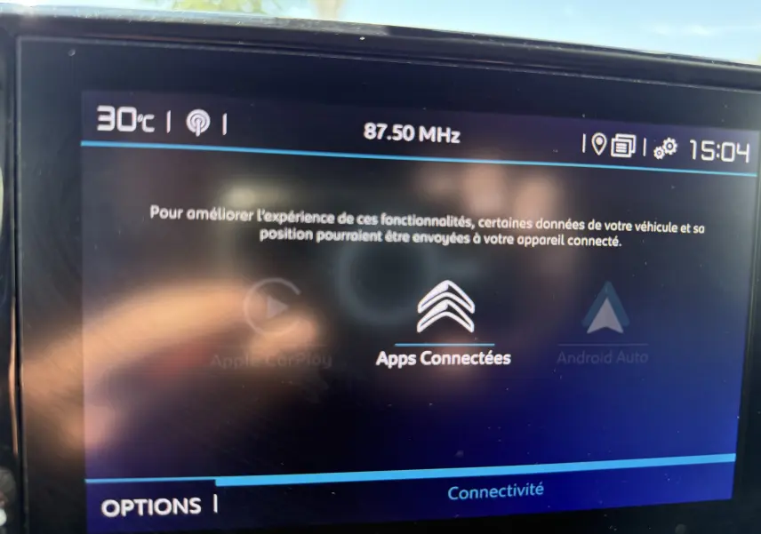 Écran tactile intérieur du Citroën Berlingo XL blanc, affichant les options de connectivité et la température extérieure.