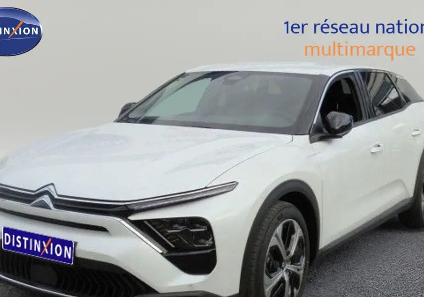 Citroën C5 X blanc métal vue 3/4 avant droit avec signature lumineuse LED et jantes bi-ton.