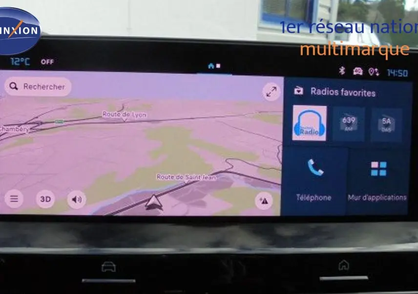 Écran tactile du système de navigation du Citroën C5 X blanc métal 2023 affichant carte et options multimédia.