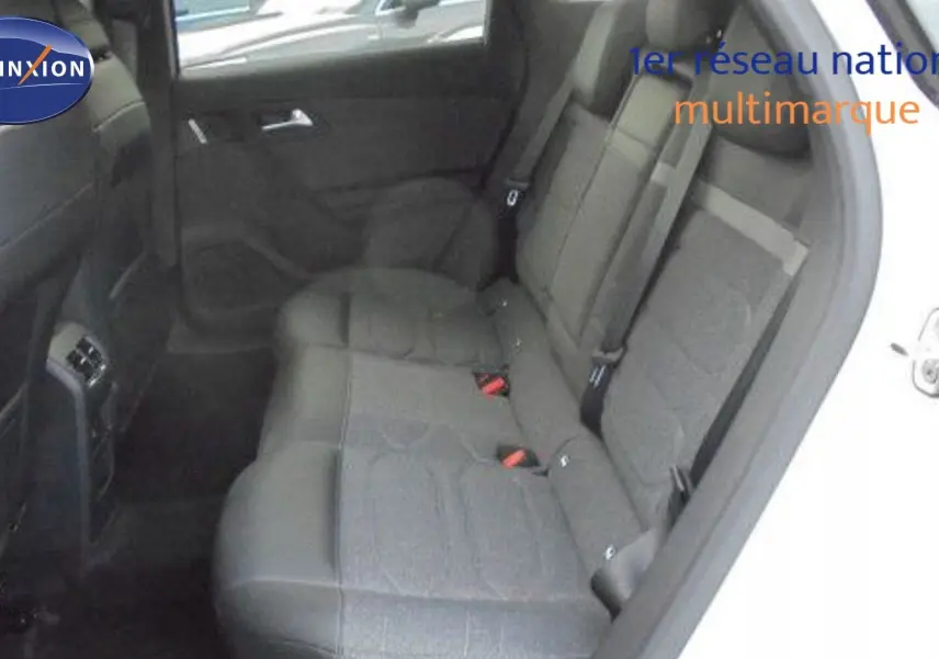 Vue intérieure côté droit sur les sièges arrière en tissu gris de la Citroën C5 X blanc métal 2023