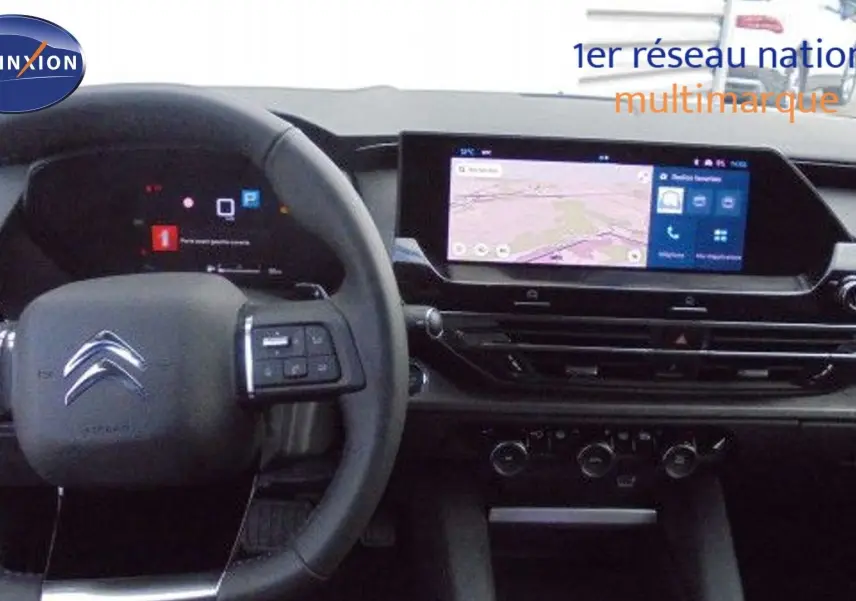 Vue intérieure du tableau de bord et volant Citroën C5 X 2023 avec écran tactile affichant la navigation GPS.