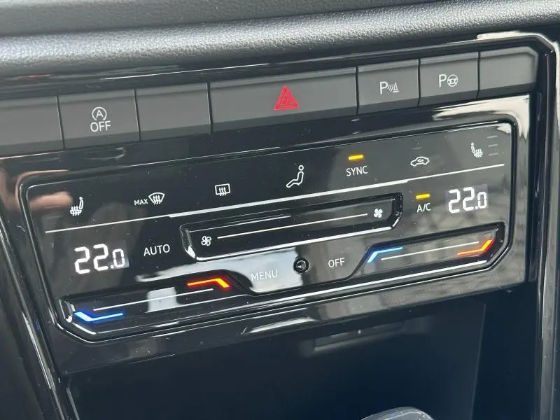 Panneau de commande de la climatisation digitale du Volkswagen T-Roc 2025 finition R-Line en noir Grenadilla.