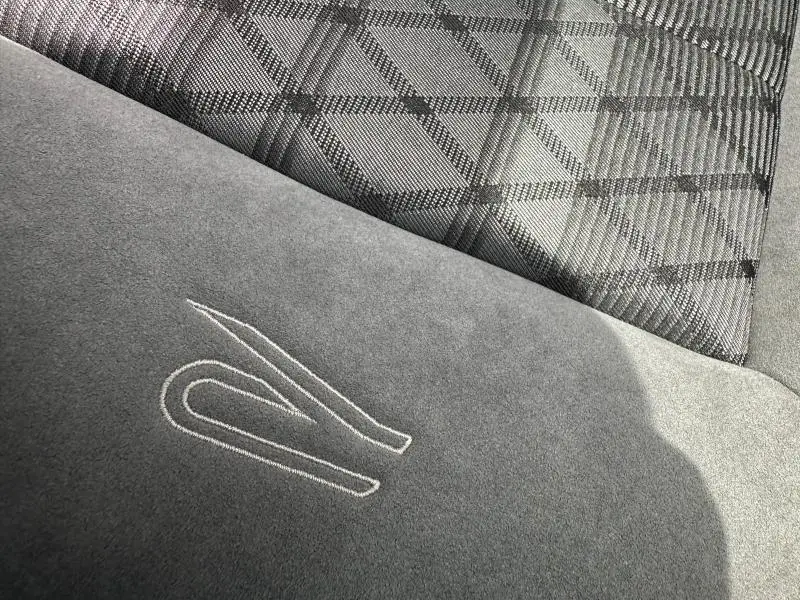 Détail de la sellerie intérieure avec broderie R sur le siège avant du Volkswagen T-Roc 2025 finition R-Line.