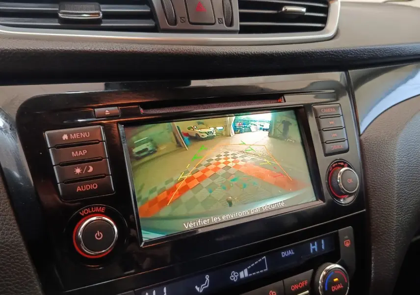 Écran tactile central affichant la caméra de recul du Nissan Qashqai Business Edition 2019, intérieur noir.