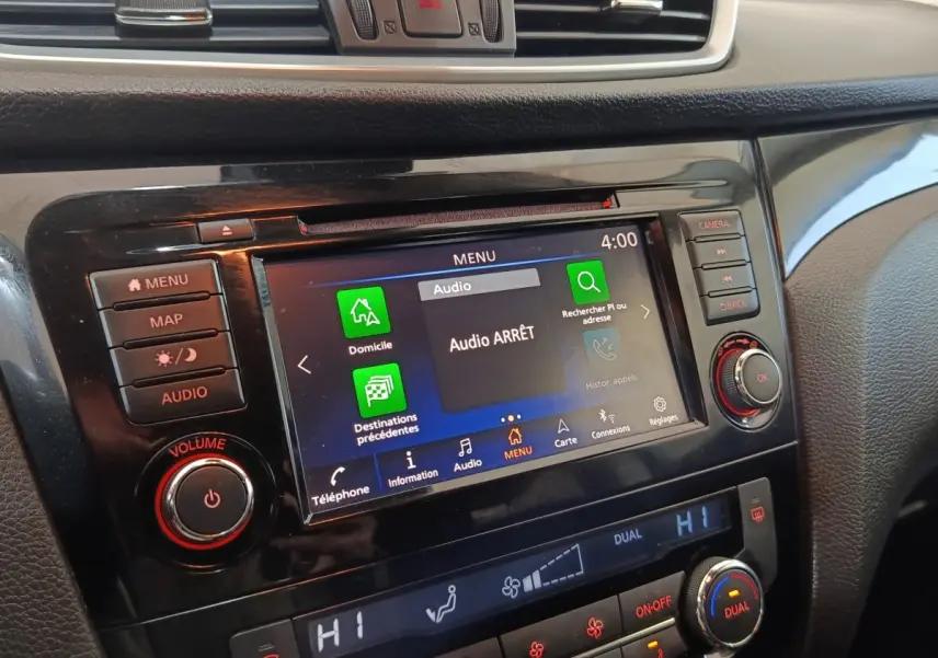 Vue rapprochée du tableau de bord noir du Nissan Qashqai 2019, écran tactile 7 pouces affichant le menu audio.