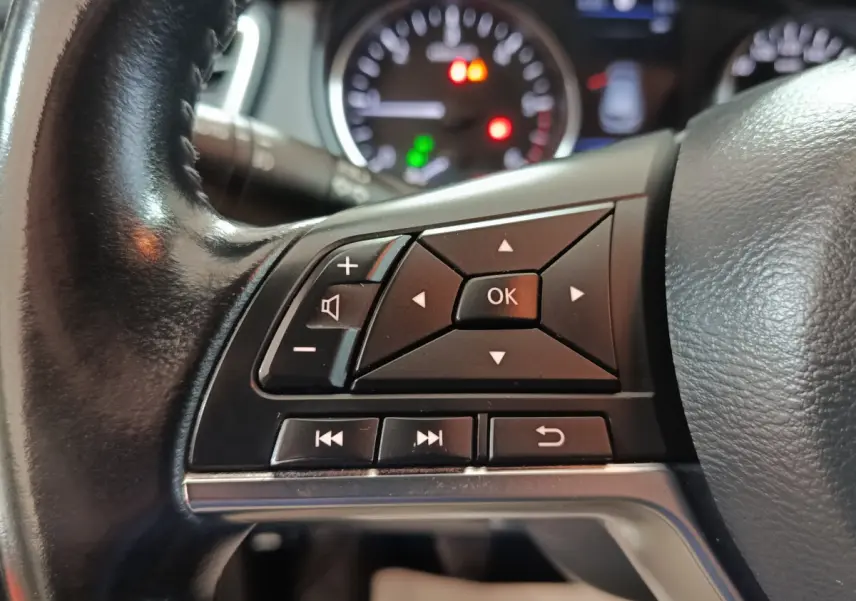 Gros plan sur les commandes multifonctions noires du volant cuir du Nissan Qashqai 1.5 DCI 115 Business Edition 2019.