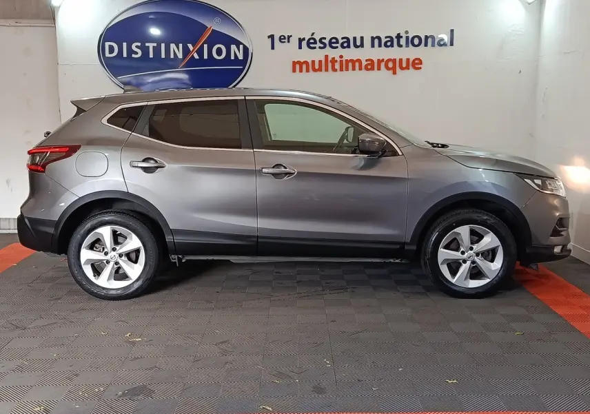 Profil droit du Nissan Qashqai gris clair 2019, SUV compact avec jantes alliage et vitres teintées.