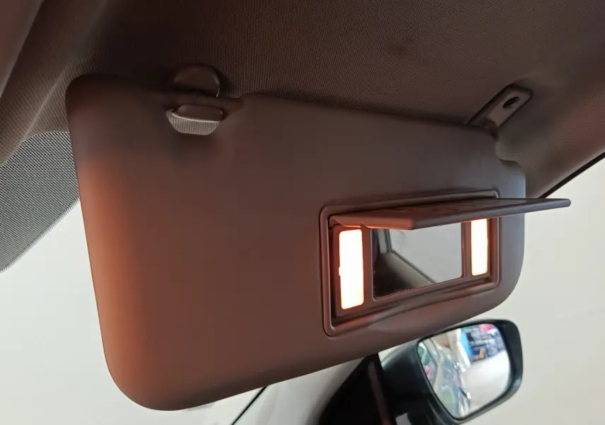 Miroir de courtoisie éclairé sur pare-soleil côté conducteur dans un Nissan Qashqai gris clair 2019.