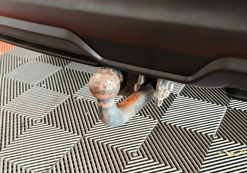 Gros plan sur l'attelage d'une Nissan Qashqai gris clair, visible sous le pare-chocs arrière du véhicule.