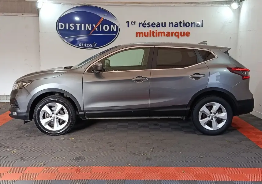 Profil côté gauche d'un Nissan Qashqai gris clair 2019, avec jantes alliage et feux arrière LED visibles.