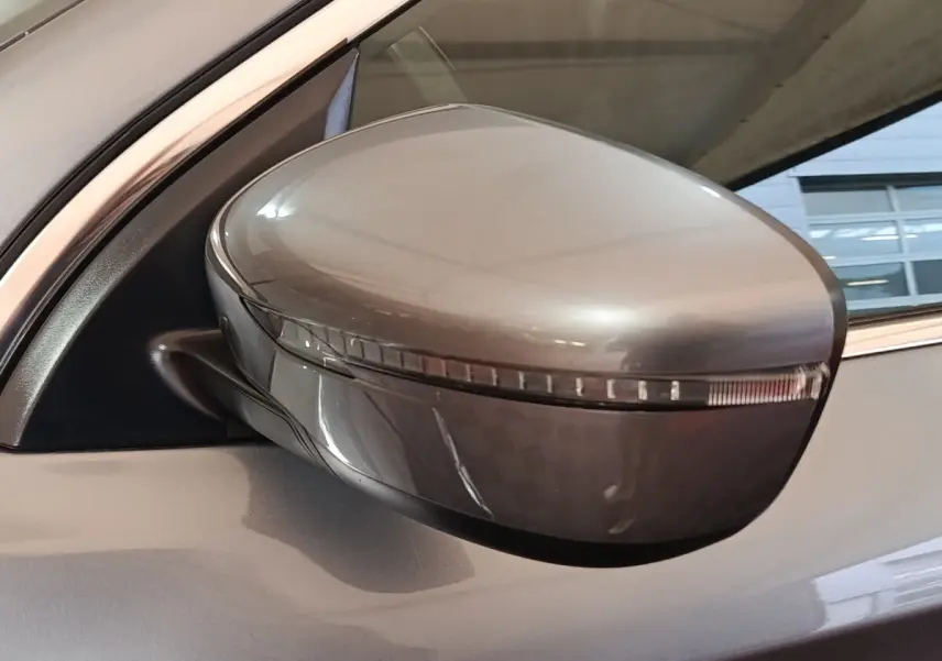 Rétroviseur côté gauche gris clair du Nissan Qashqai 1.5 DCI 115 Business Edition 2019 avec clignotant intégré.