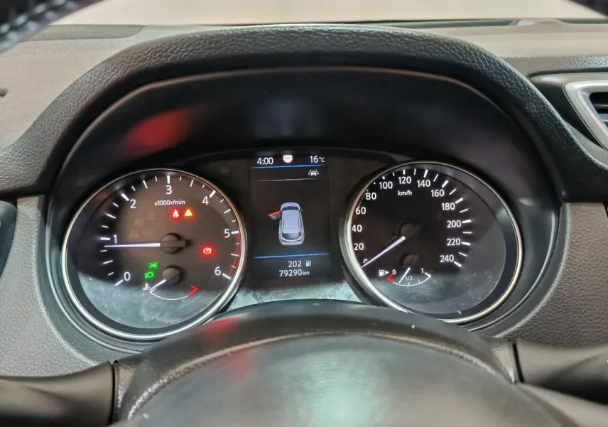 Vue rapprochée du tableau de bord du Nissan Qashqai gris clair 2019 avec affichage digital et compteurs analogiques.