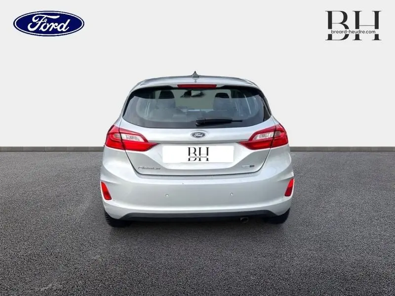 Vue arrière d'une Ford Fiesta gris lunaire 2021 avec feux arrière rouges et lunette arrière dégivrant.