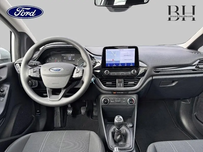 Vue intérieure avant de la Ford Fiesta 1.0 EcoBoost 2021 avec tableau de bord noir, volant multifonction et écran tactile GPS.