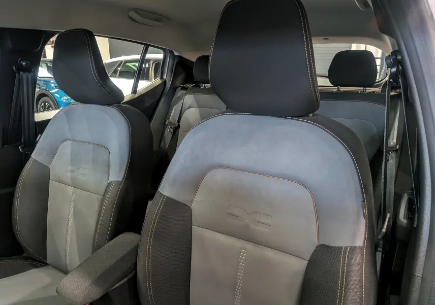 Gros plan sur les sièges avant gris Moonstone en tissu et alcantara du Dacia Sandero Stepway 2023, version Extrême+.