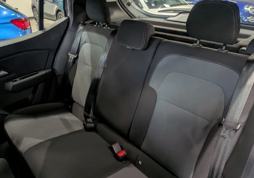 Vue intérieure sur la banquette arrière en tissu bicolore gris et noir de la Dacia Sandero Stepway 2023.