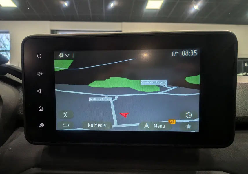 Écran tactile du GPS de la Dacia Sandero Stepway 2023 affichant une carte routière avec options de menu.