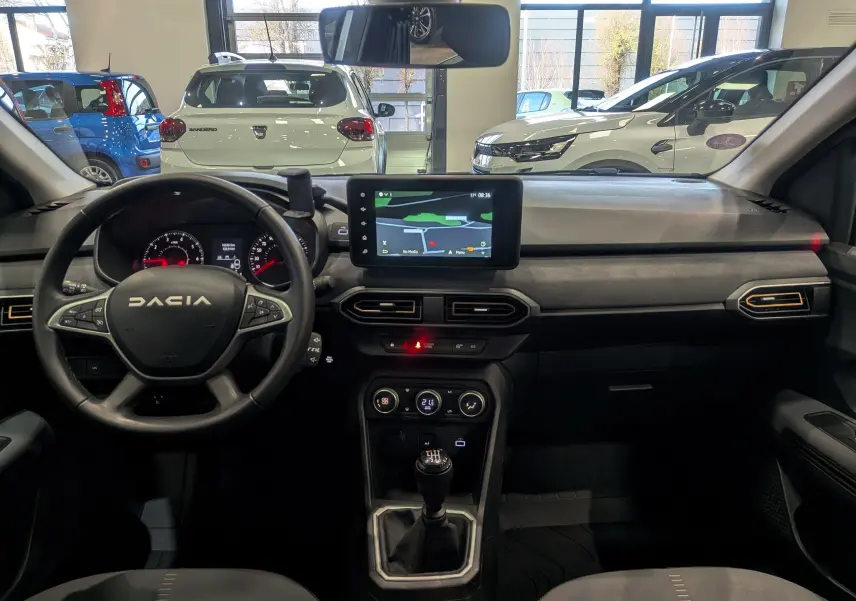 Intérieur de la Dacia Sandero Stepway 2023, vue frontale du tableau de bord avec écran tactile et volant noir.
