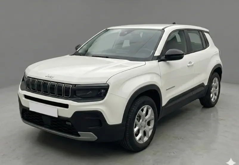 Jeep Avenger blanc en 3/4 avant droit, avec jantes alliage 17 pouces et détails noirs contrastants.