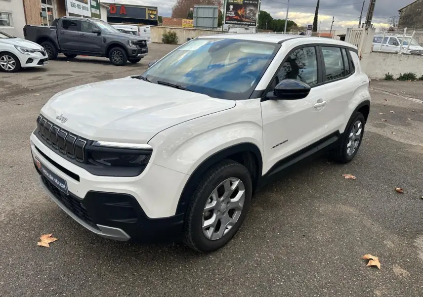 Jeep Avenger blanc vue 3/4 avant droit, avec jantes alliage 17 pouces et détails noirs contrastants.