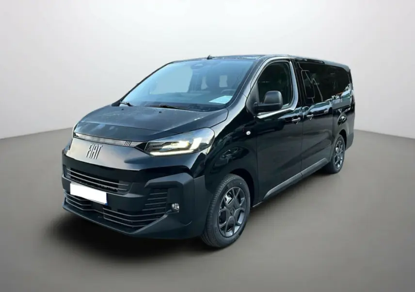 Vue 3/4 avant droite du FIAT Scudo Fourgon noir avec vitres surteintées et jantes tôles 17 pouces.