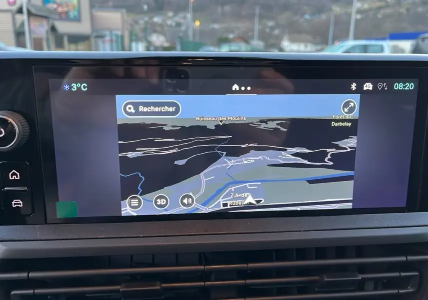 Écran tactile de navigation GPS 10 pouces affichant une carte, dans l’habitacle d’un Fiat Scudo noir.