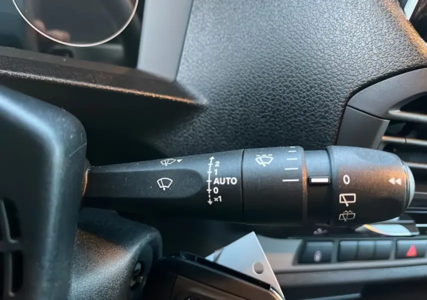 Gros plan sur la commande d'essuie-glace du tableau de bord du Fiat Scudo Fourgon noir, détails des réglages visibles.