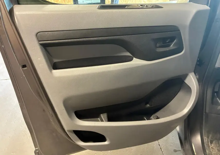 Vue intérieure de la porte avant gauche grise du Citroën Jumpy XL Spacetourer 2017 avec rangements intégrés.