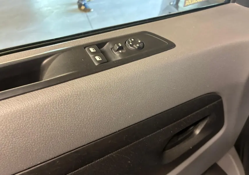 Gros plan sur la commande des vitres et rétroviseurs côté conducteur du Citroën Jumpy XL Spacetourer gris de 2017.
