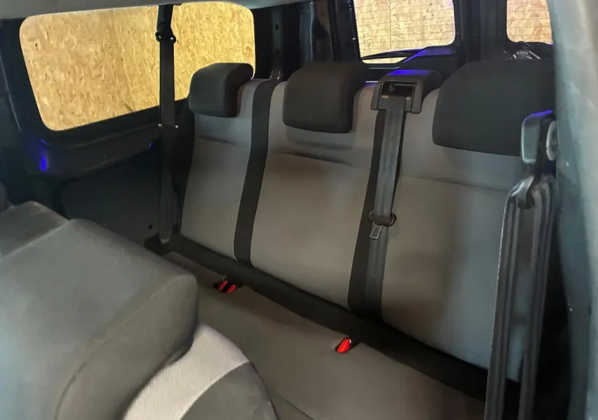 Vue intérieure arrière montrant la banquette tissu gris et noir du Citroën Jumpy XL Spacetourer 2017, 9 places.