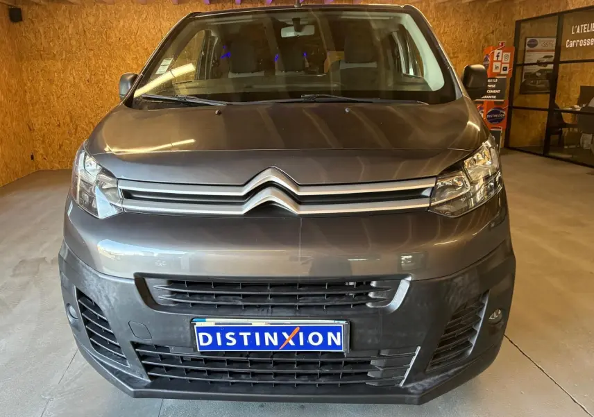 Vue avant d'un Citroën Jumpy XL Spacetourer gris 2017 avec calandre chromée et plaque Distinxion visible.