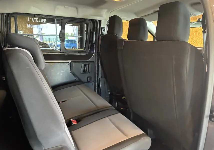 Vue intérieure côté droit des sièges en tissu gris du Citroën Jumpy XL Spacetourer 2017, version 9 places.