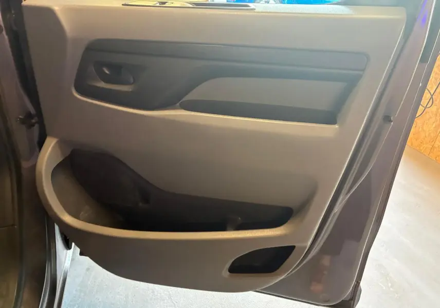 Vue rapprochée de la porte arrière droite grise du Citroën Jumpy XL Spacetourer, montrant la poignée et les rangements intégrés.