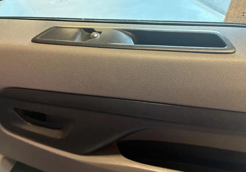 Gros plan sur la porte intérieure côté gauche du Citroën Jumpy XL Spacetourer gris, avec poignée et commande de fenêtre.