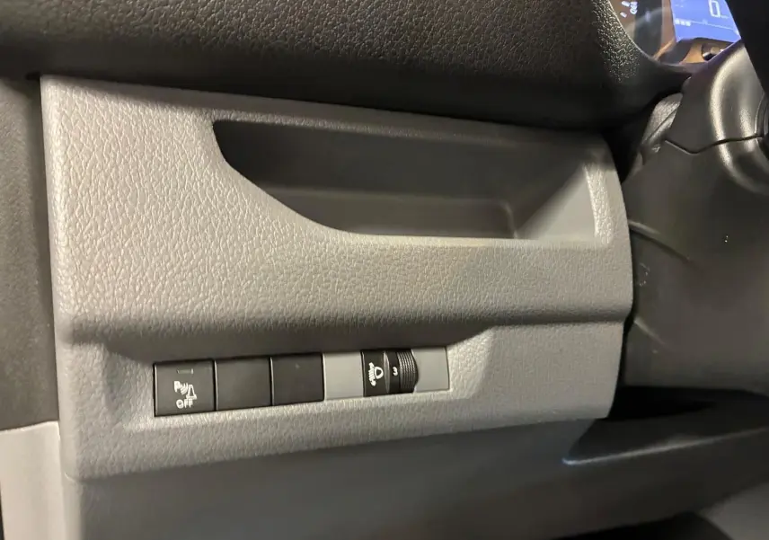 Détail intérieur côté gauche du tableau de bord gris du Citroën Jumpy XL Spacetourer 2017 avec commandes de réglage et rangement.