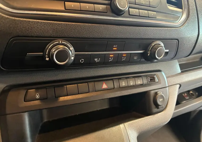 Détail du tableau de bord du Citroën Jumpy XL Spacetourer 2017, montrant les commandes de climatisation et les boutons de sécurité.