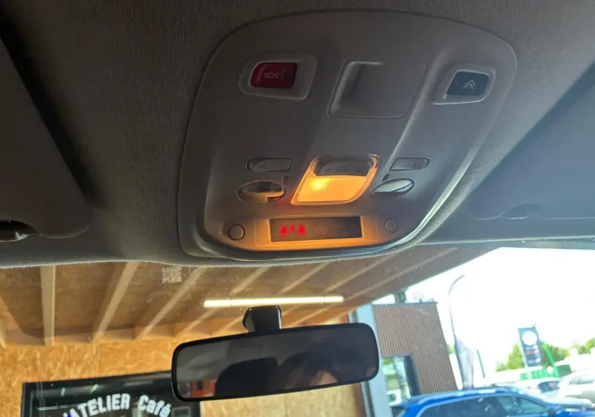 Vue intérieure du plafonnier avec commandes d’éclairage et bouton SOS du Citroën Jumpy XL Spacetourer 2017.