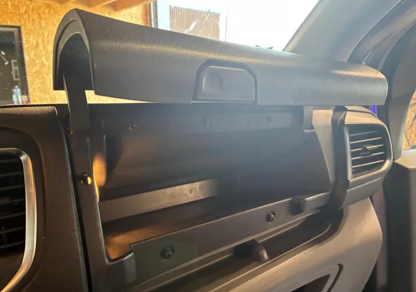Vue intérieure du coffre à gants ouvert du Citroën Jumpy gris, mettant en valeur le tableau de bord côté passager.