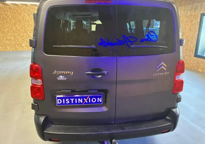Vue arrière d’un Citroën Jumpy XL Spacetourer gris avec portes battantes et feux rouges visibles en intérieur.