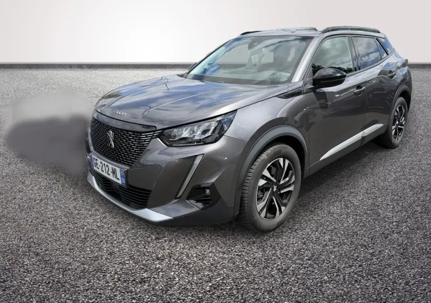 Peugeot 2008 gris foncé vue 3/4 avant droit, avec calandre noire et jantes alliage bicolores.