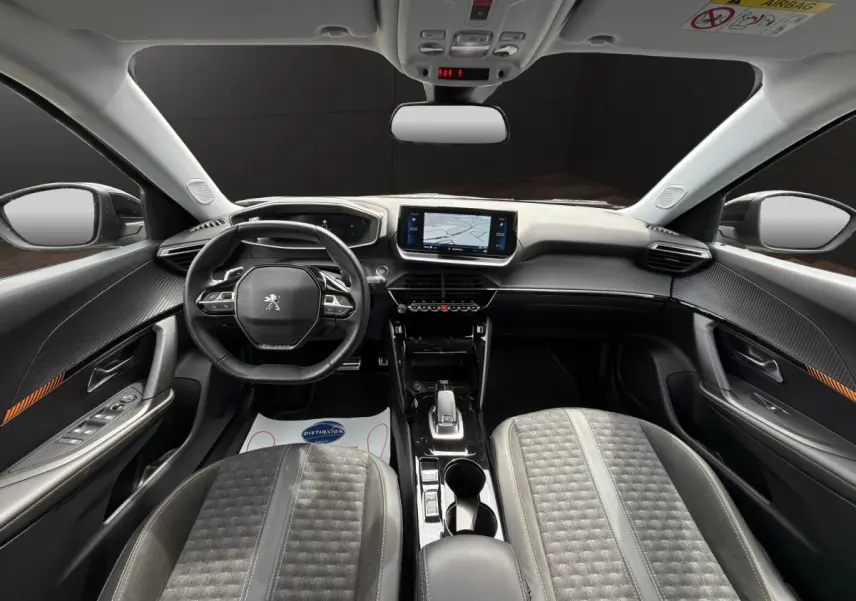 Vue intérieure avant de la Peugeot 2008 gris foncé, avec tableau de bord numérique et écran tactile central.