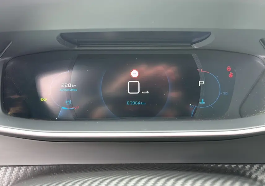 Affichage numérique du tableau de bord du Peugeot 2008 2022 montrant vitesse à 0 km/h et autonomie de 220 km.